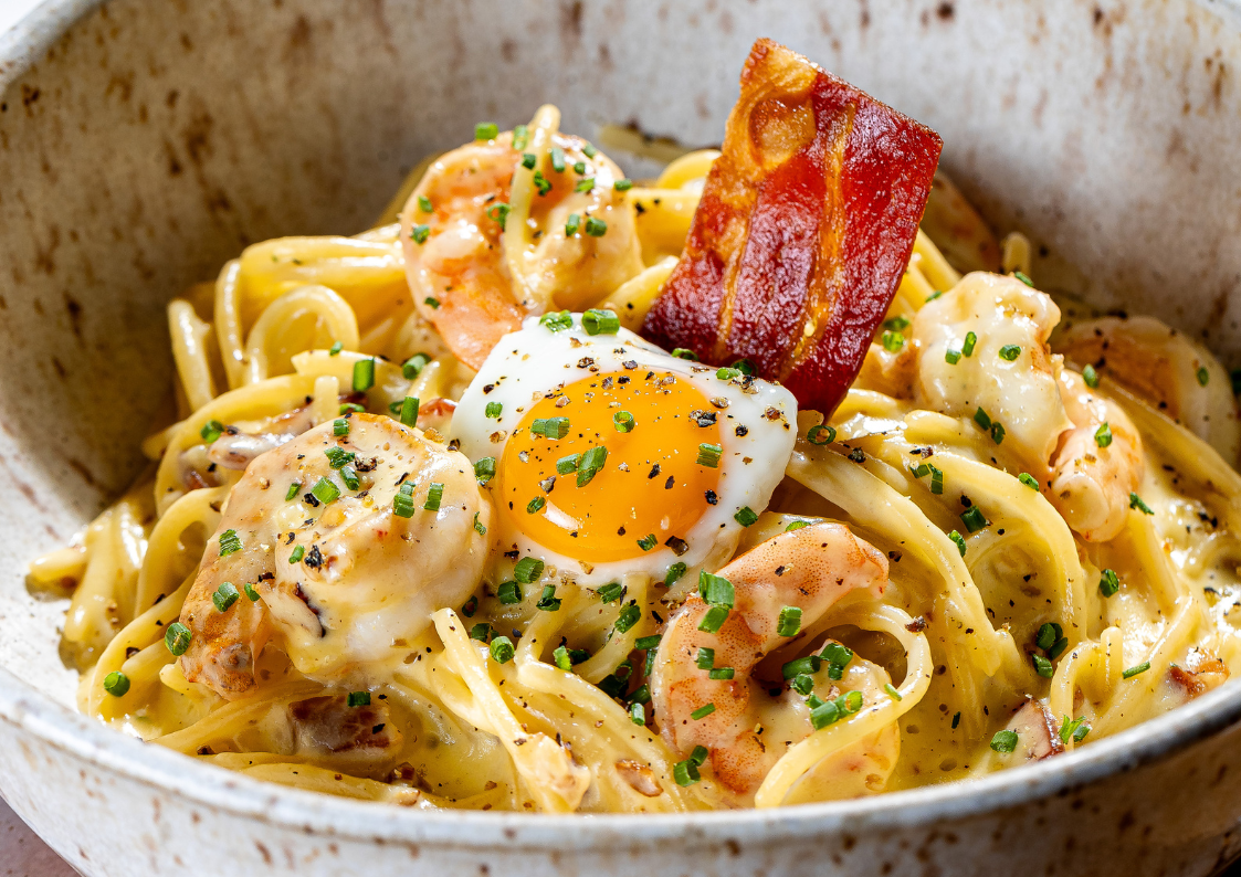 Carbonara com camarões