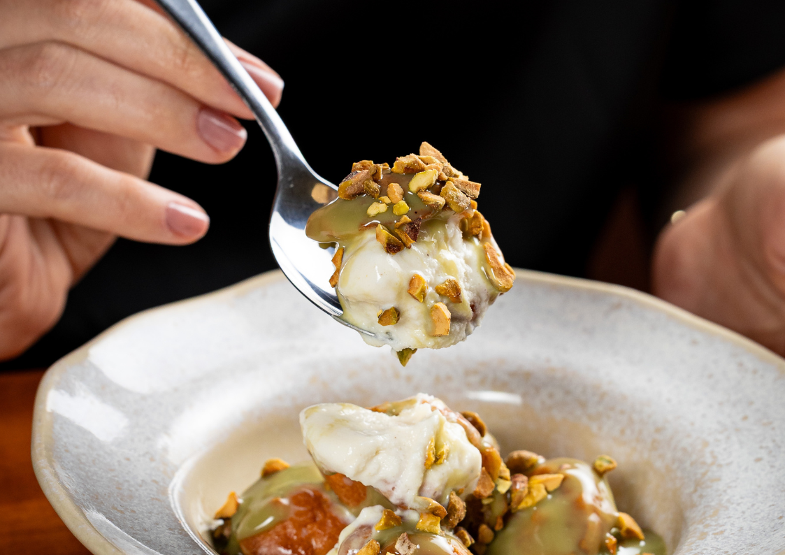 Profiteroles recheados com sorvete de baunilha e calda de pistache